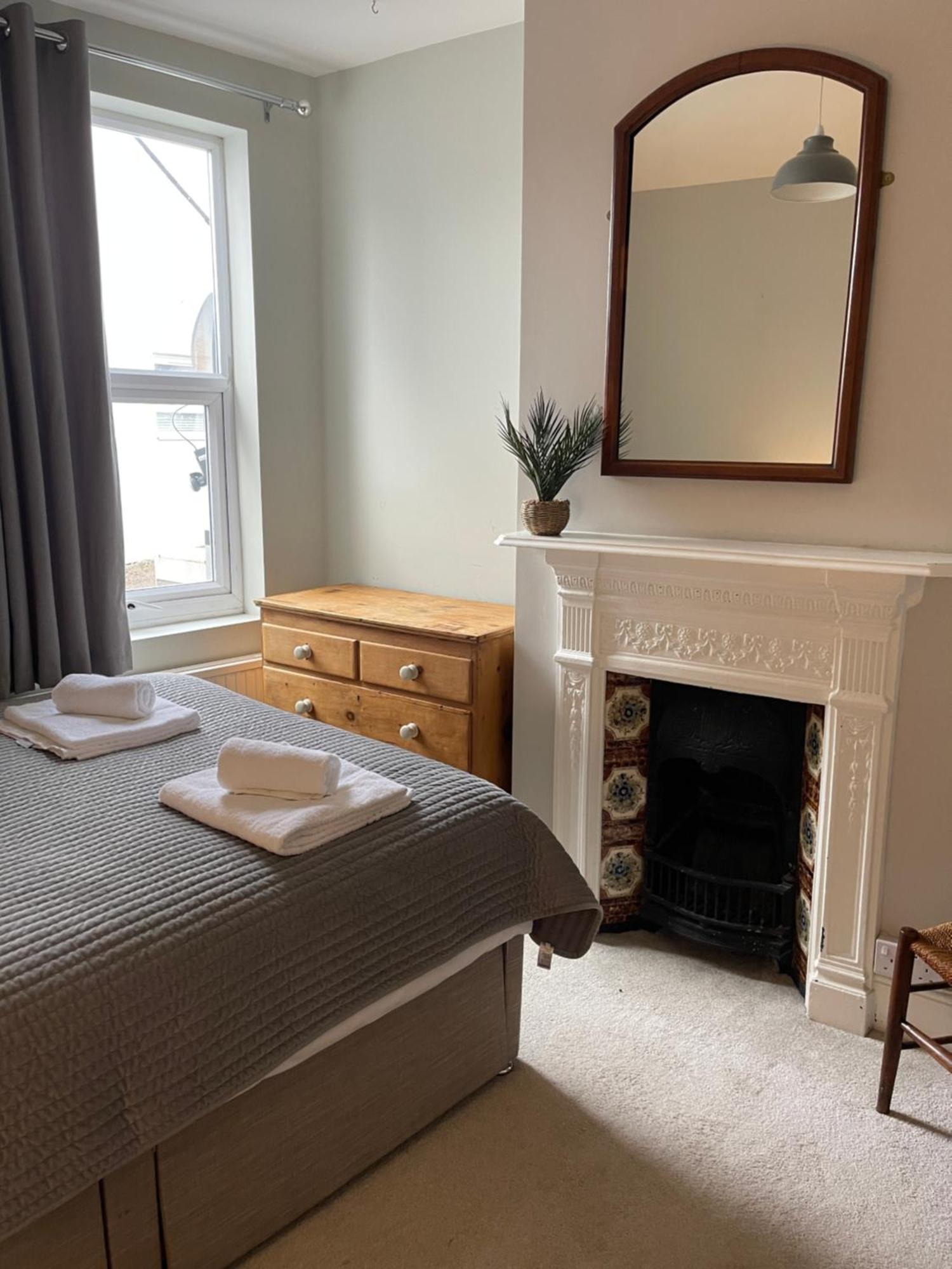 Large Beautiful Luxury Centre On On Mill Rd - Walk To Station And Centre Apartment *