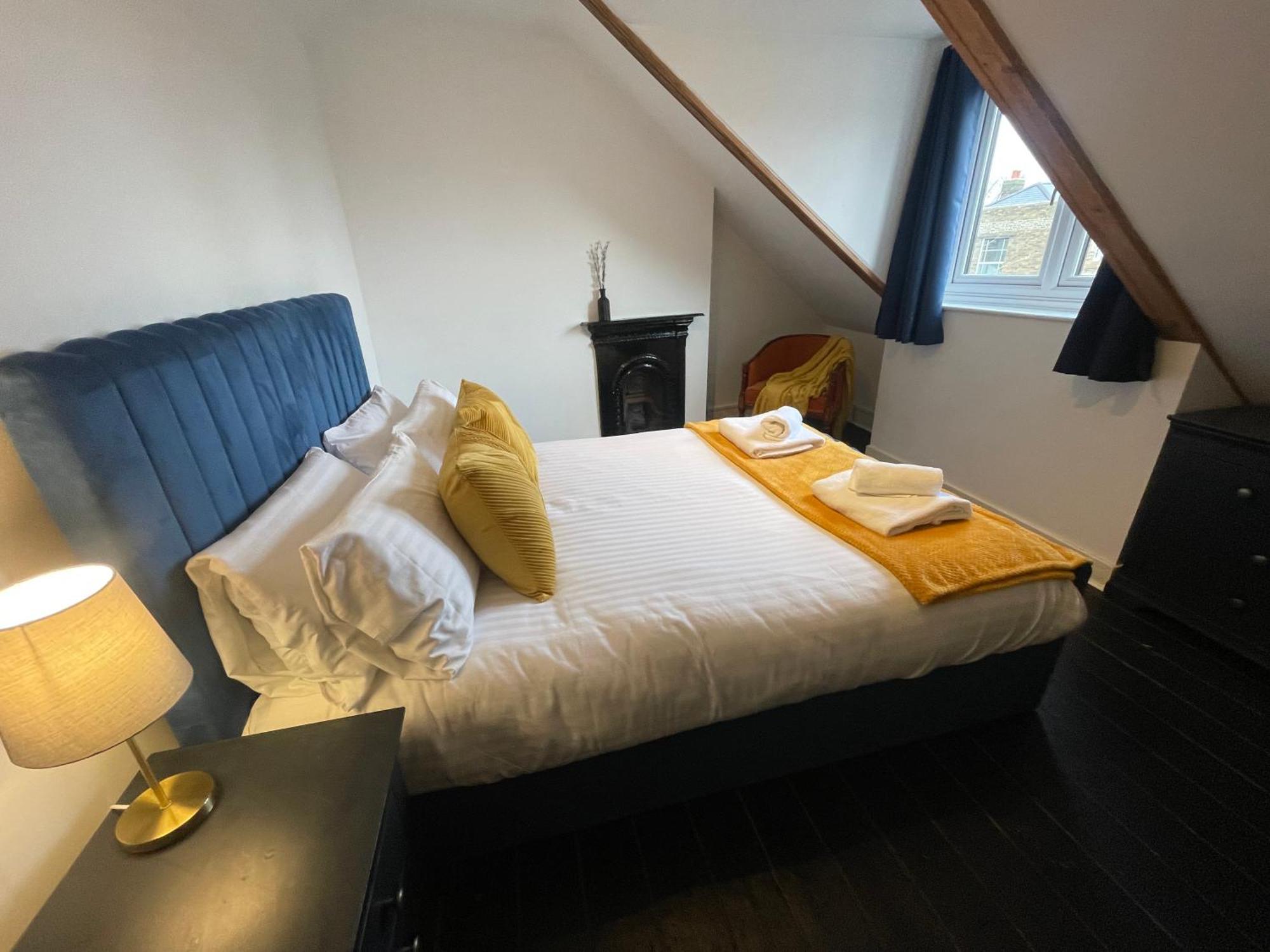Large Beautiful Luxury Centre On On Mill Rd - Walk To Station And Centre Apartment