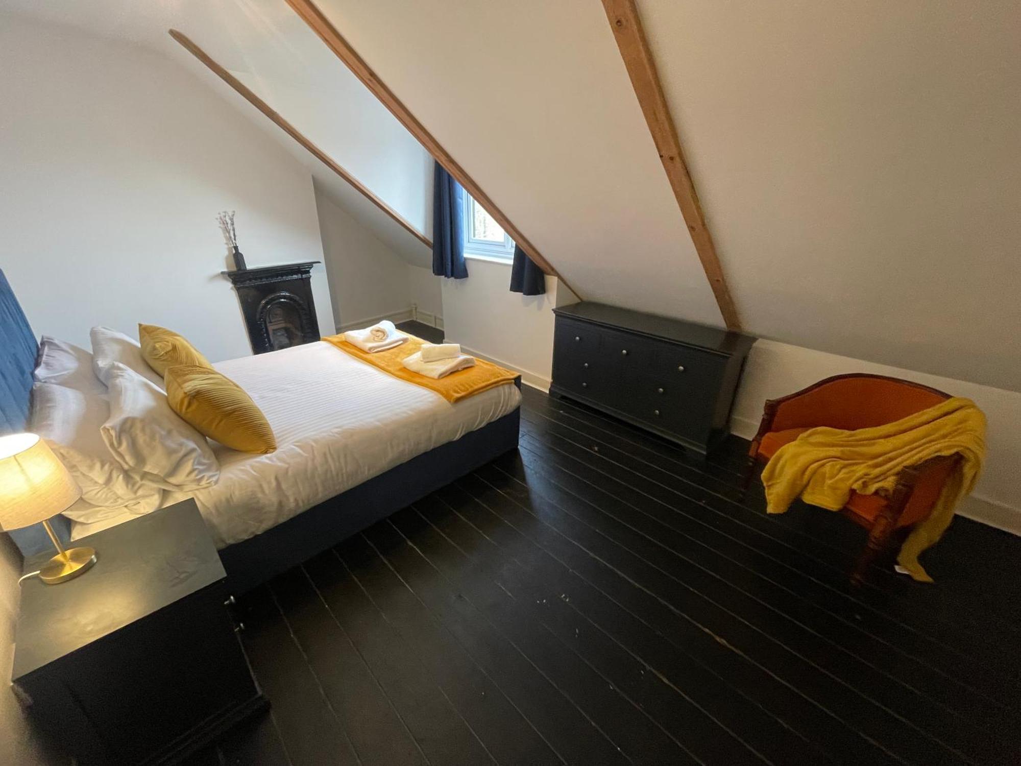 Large Beautiful Luxury Centre On On Mill Rd - Walk To Station And Centre Apartment *