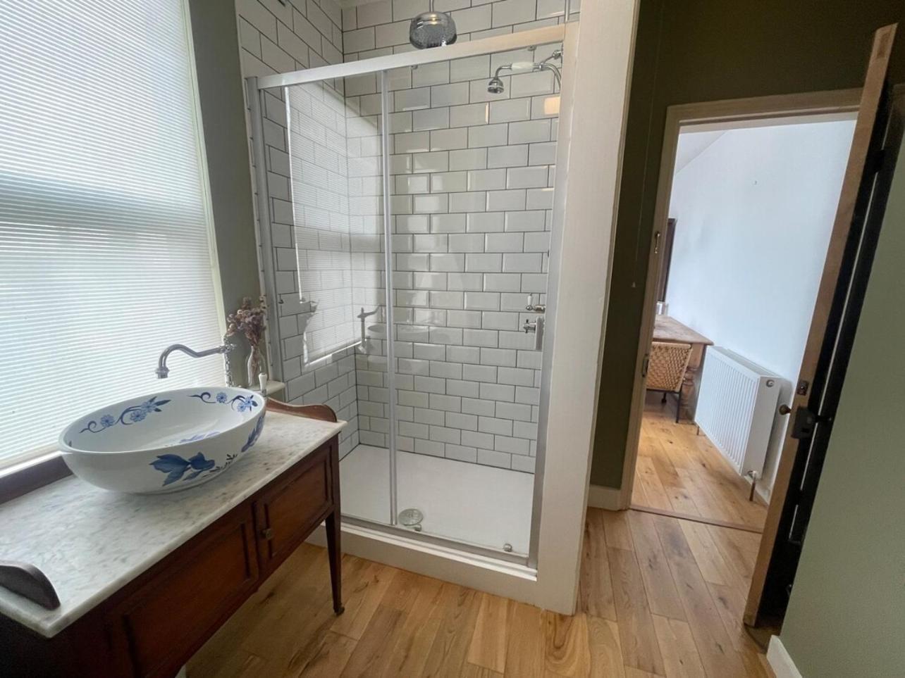 Large Beautiful Luxury Centre On On Mill Rd - Walk To Station And Centre Apartment